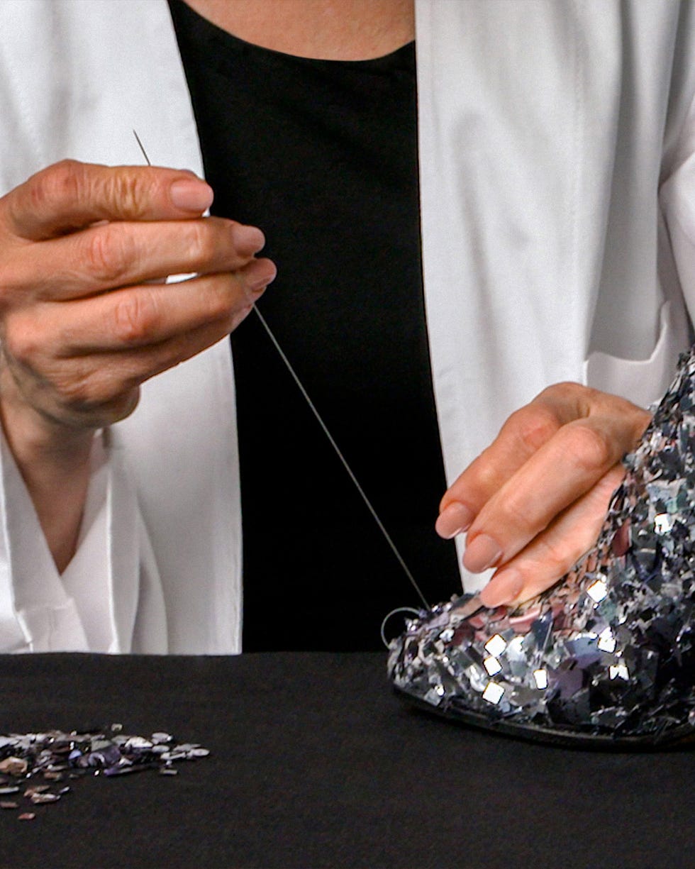 メゾン マルジェラのアイコンシューズ「タビ」のリミテッドエディション、「タビ」ブロークンミラー エンブロイダリー メゾン マルジェラのアイコンシューズ「タビ」のリミテッドエディション、「タビ」ブロークンミラー エンブロイダリー