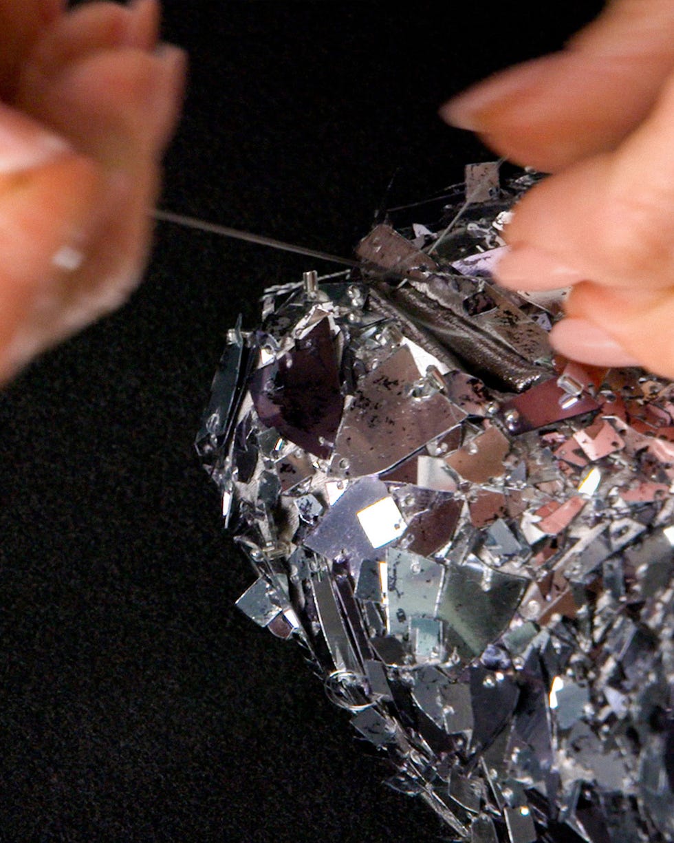 メゾン マルジェラのアイコンシューズ「タビ」のリミテッドエディション、「タビ」ブロークンミラー エンブロイダリー メゾン マルジェラのアイコンシューズ「タビ」のリミテッドエディション、「タビ」ブロークンミラー エンブロイダリー