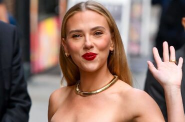 カーレット・ヨハンソンが語る敏感肌・ニキビとの葛藤と“ミニマルケア”の真実 | Vogue Japan