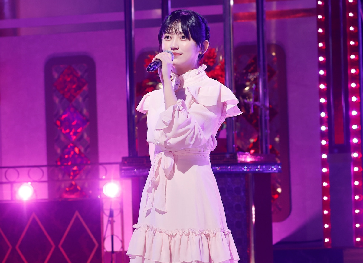 松田聖子「ピンクのモーツァルト」を歌う池田瑛紗。