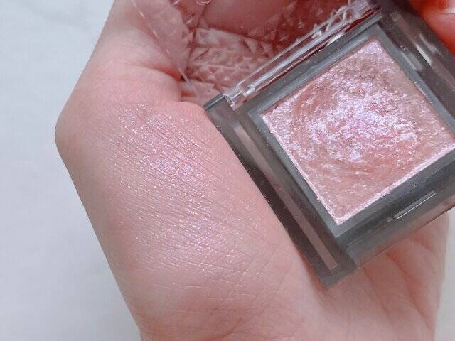 セザンヌ シングルシャイニーアイシャドウ 02 サクラプリズム　スウォッチ