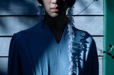 Mame Kurogouchi、“Reflection” を映す Tokyo Look を公開 —— 撮影は細倉真弓 | FASHION