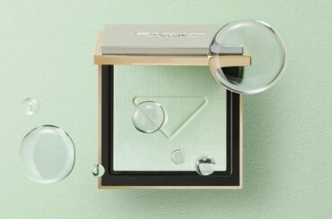 プラダ ビューティ2026年春コスメ“プラダ グリーン”の新フェイスパウダーや美容液コンシーラー - ファッションプレス