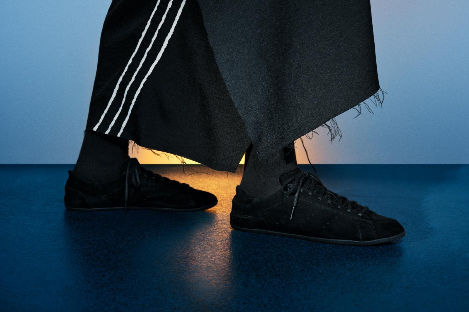 Y-3「スタンスミス」スニーカーをモノクロアッパー&薄底で、断ち切りスリーストライプスのウェアも – ファッションプレス Y-3「スタンスミス」スニーカーをモノクロアッパー&薄底で、断ち切りスリーストライプスのウェアも - ファッションプレス