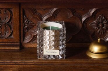 ヴァレンティノ ビューティが初のキャンドルコレクション「レ スィール」を発表 | Vogue Japan