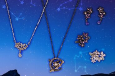 アナ スイ“カットガラスの星”きらめくアクセサリー、夜空の星と三日月に蝶が舞うネックレスなど - ファッションプレス