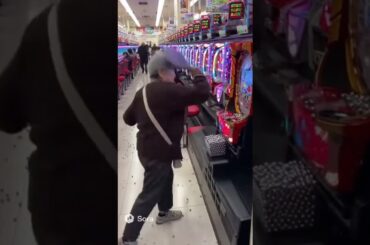 パチンコで全く当たりが出ず、とち狂ったクレイジーばあちゃん #fyp #パチンコ #AI #台パン