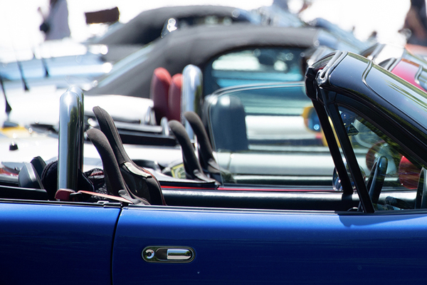 オープンカーではお馴染みのパーツ「ファッションバー」ってナニ?