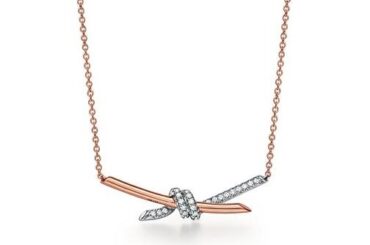 「ティファニー ノット」"結び目”着想クリスマスジュエリー、ローズゴールド×プラチナのペンダント - ファッションプレス