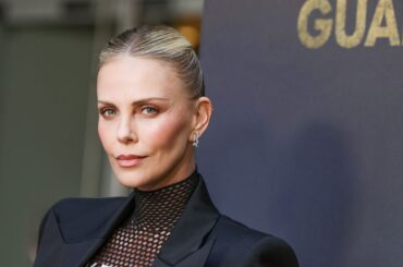 シャーリーズ・セロン50歳の近影から紐解く、美容医療の最旬メニュー | Vogue Japan