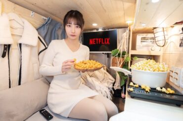 小さな軽バンに映画館を作って車中泊。家よりも快適な車内で過ごす夜。