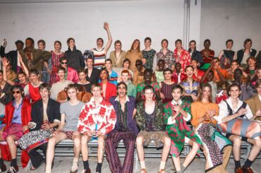 ジュリアン・クロスナーがドリス ヴァン ノッテンを“パーフェクト”に継承──GQファッションアワード2025 ショー・オブ・ザ・イヤー | GQ JAPAN