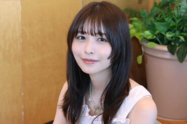 ＜長濱ねる＞破壊力抜群！　ボディーライン際立つユニホーム姿　ミニ丈から美脚も