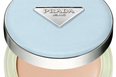 プラダ ビューティから2026年春の新作ベースメイクアイテムのニュースが到着 | Vogue Japan