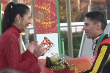 【長澤まさみ氏に “ Theイタリア人!?” C.デムーロ騎手から花束のサプライズ】ミュージアムマイル号が勝利した有馬記念・表彰式の最後に　2025年12月28日（日）中山競馬場