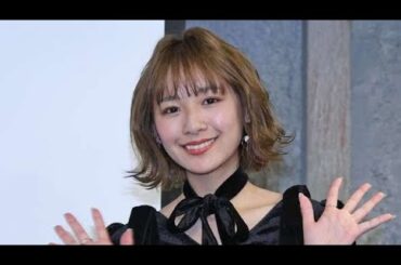 浅川梨奈が２０２６カレンダー発売　共演した波瑠の結婚に「変な声が出ました」