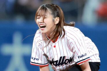 長髪美女が"大バズり"　爆笑投球→大暴投…衝撃フォームが「似すぎててワロタ」 | Full-Count