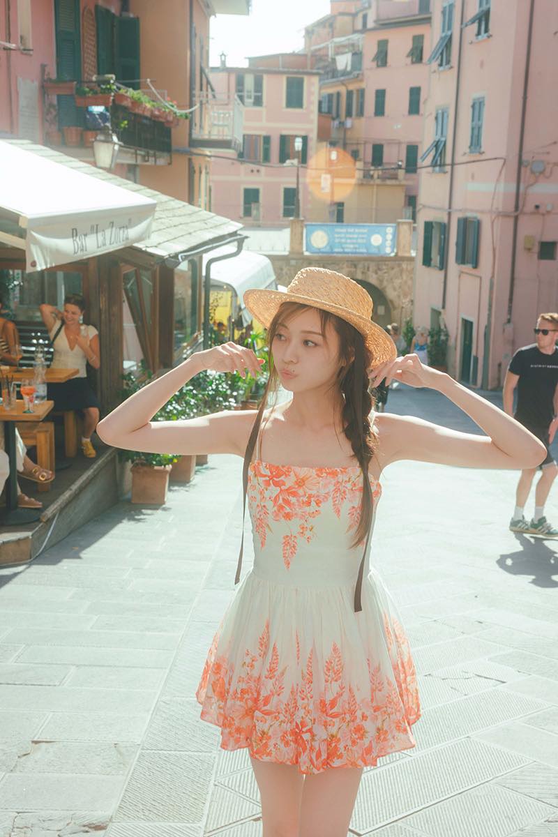 梅澤美波2nd写真集先行カット第2弾公開！鮮やかなオレンジのワンピで街ブラショット - 画像一覧（1/1）