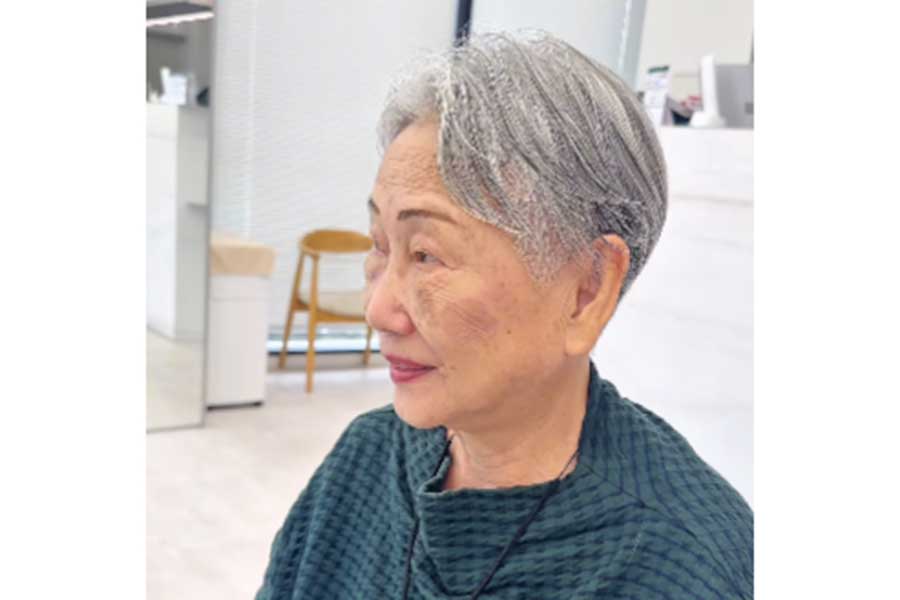 イメージ通りの仕上がりに、笑みを浮かべる女性（スクリーンショット）