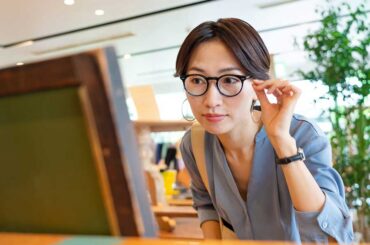 顔の印象を大きく変える眼鏡。メイク感覚で選べるタイプも登場（写真はイメージ）【写真：PIXTA】