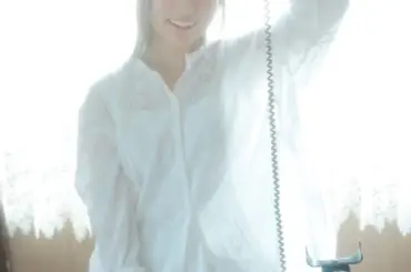 乃木坂46・小川彩、純白シャツ＆短パンで自然体グラビア | GetNavi web ゲットナビ