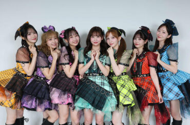 笑顔でカメラを見つめるFRUITS　ZIPPER。左から鎮西寿々歌、仲川瑠夏、松本かれん、櫻井優衣、早瀬ノエル、月足天音、真中まな（撮影・増田悦実）