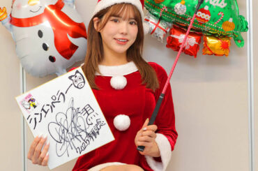 色紙に本命馬のシンエンペラーとしたためポーズを取る日野未来さん（カメラ・渡辺　了文）