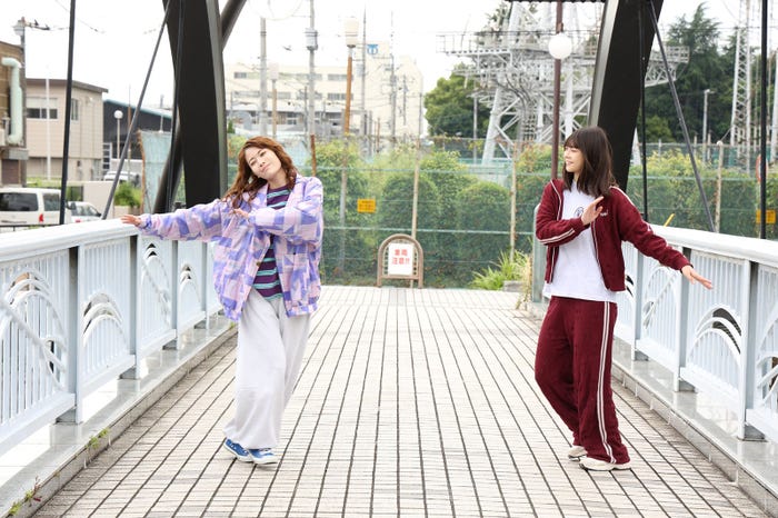 岩本蓮加、冨里奈央「ふたりエスケープ」第4話（C）田口囁一・一迅社／「ふたりエスケープ」製作委員会