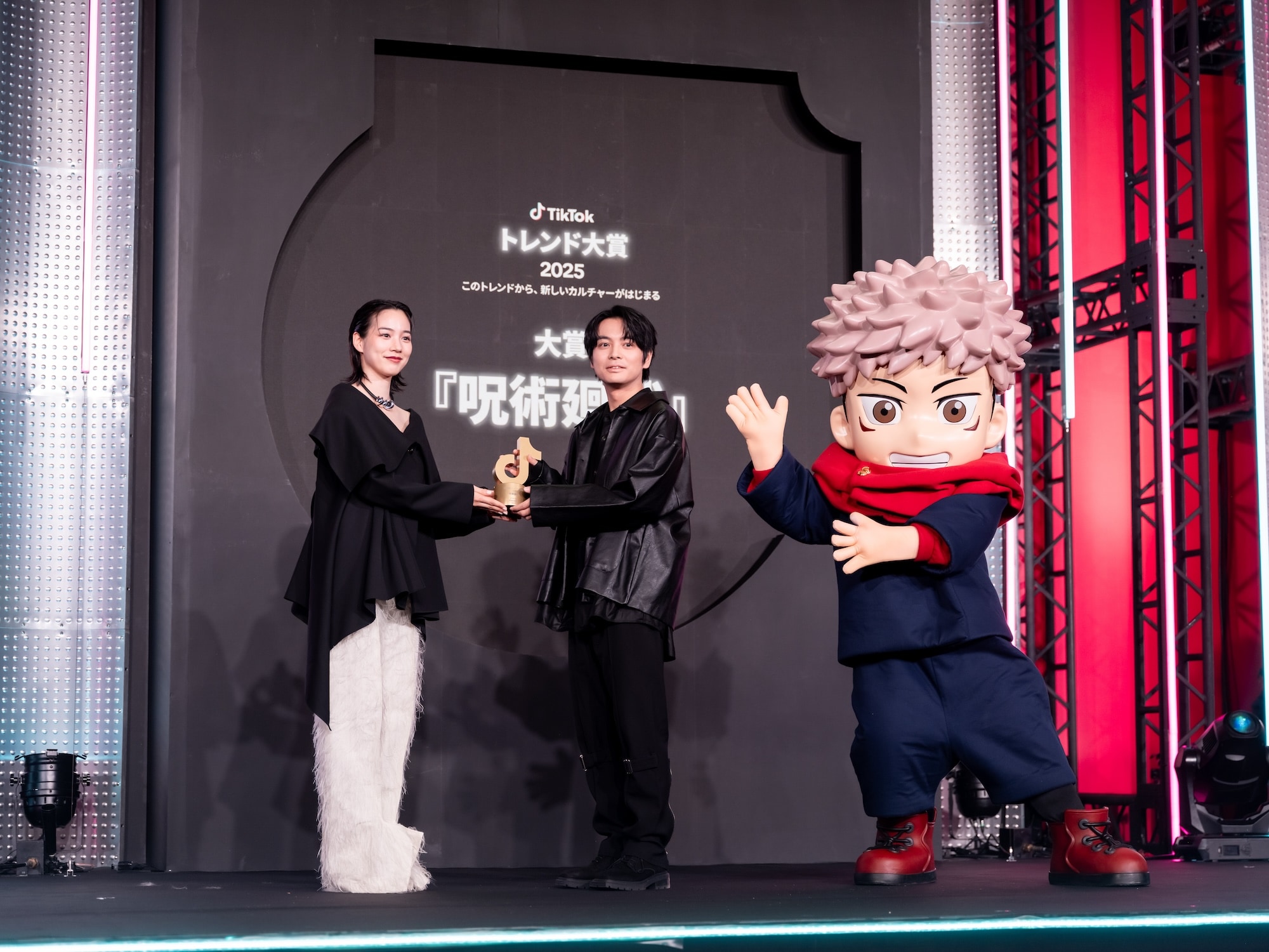 榎木淳弥がトロフィーを拝受