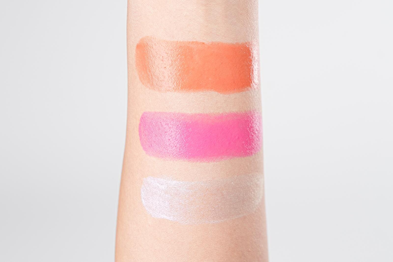 (左から)バックステージ ロージー グロウ スティック 530,831 各7,040円＜数量限定品＞ ディオールスキン フォーエヴァー グロウ マキシマイザー 100 5,940円＜数量限定色＞