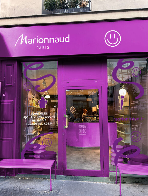 モンマルトル通りの店頭 – MarionnaudによるAI生成写真