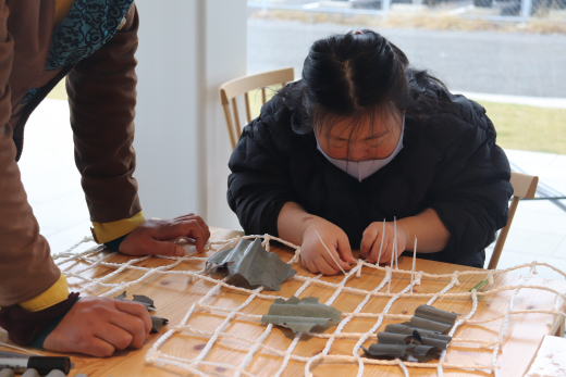 【鹿児島県日置市】海洋漂着ゴミを使った衣装を身に纏う「なないろファッションショー」  ／ 地域交流・活性拠点ひよし吉日