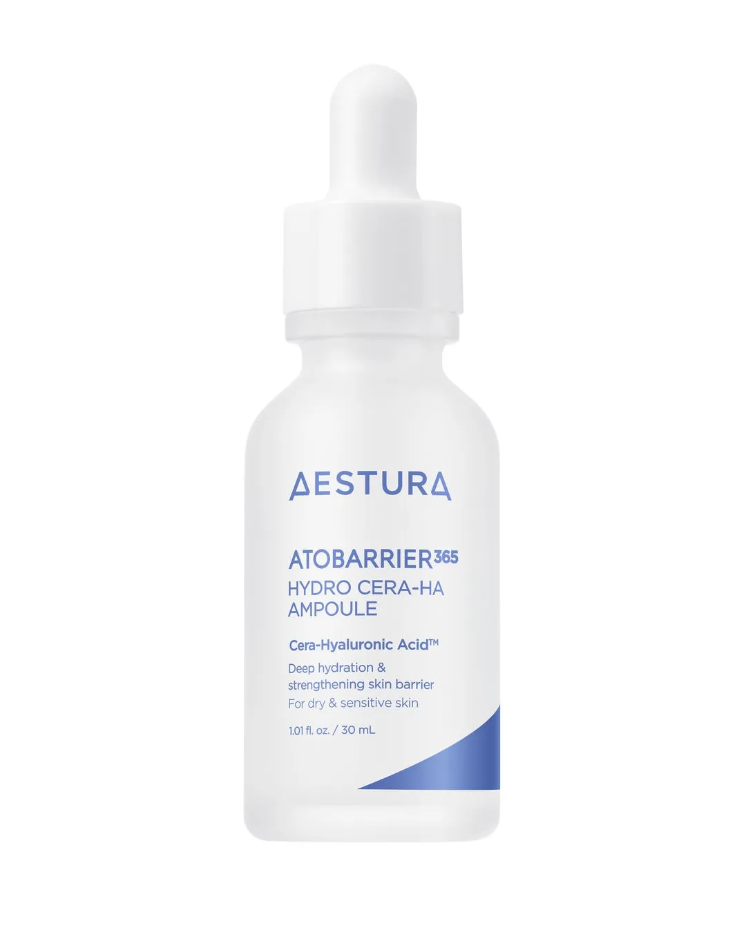 白いボトルに入ったAESTURAの化粧品。製品名はATOBARRIER 365 HYDRO CERA-HA AMPOULEで、Cera-Hyaluronic Acid™️が含まれており、乾燥肌と敏感肌向けのディープハイドレーションとバリア強化を目的としています。容量は1.01 fl. oz. / 30 mL。