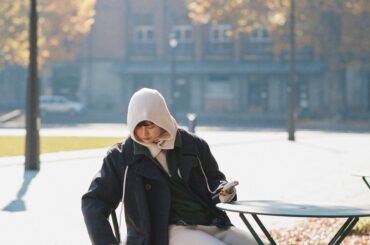 この冬欲しいのは《バトナー》のバラクラバ＆手袋。暗めのコートに抜け感を【FUDGE 1月号連動企画-オシャレな“あの子”をお手本に | DAY 02】 | FUDGE FRIEND | ファッション