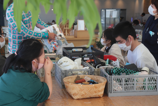 【鹿児島県日置市】海洋漂着ゴミを使った衣装を身に纏う「なないろファッションショー」  ／ 地域交流・活性拠点ひよし吉日