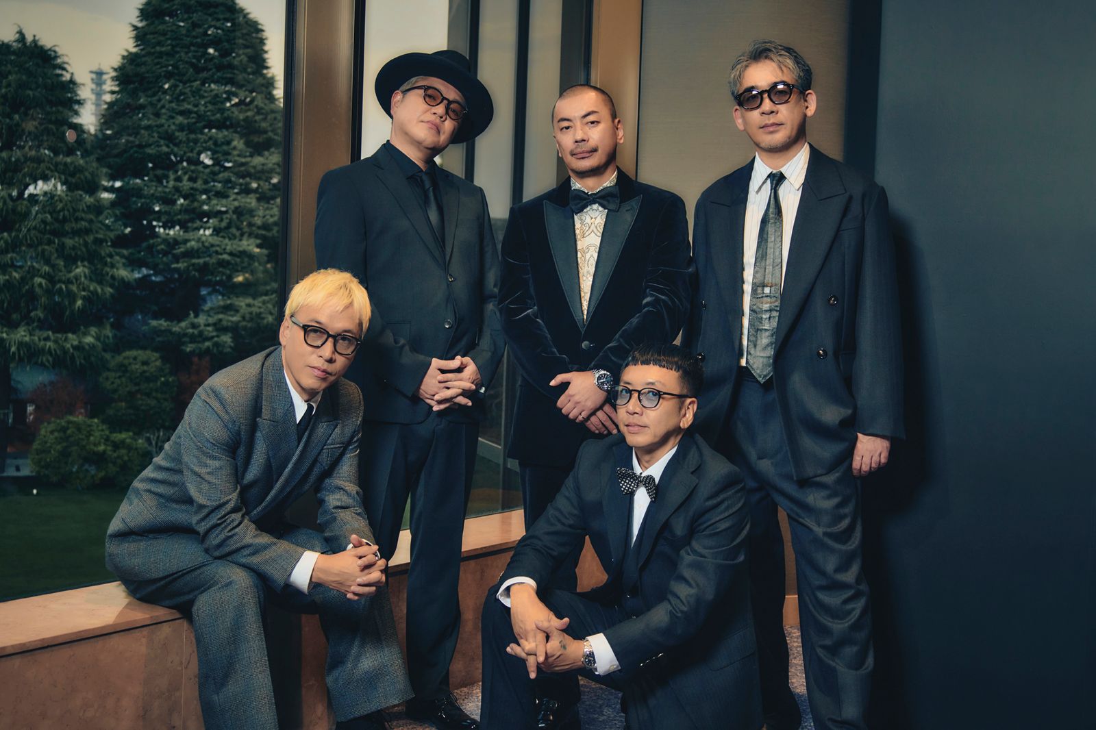 左から ILMARI ジャケット¥540100 シャツ¥92400 参考価格 パンツ¥228800 ネクタイ¥25300 参考価格 by BOTTEGA VENETA（ボッテガ・ヴェネタ ジャパン） その他スタイリスト私物、PES...