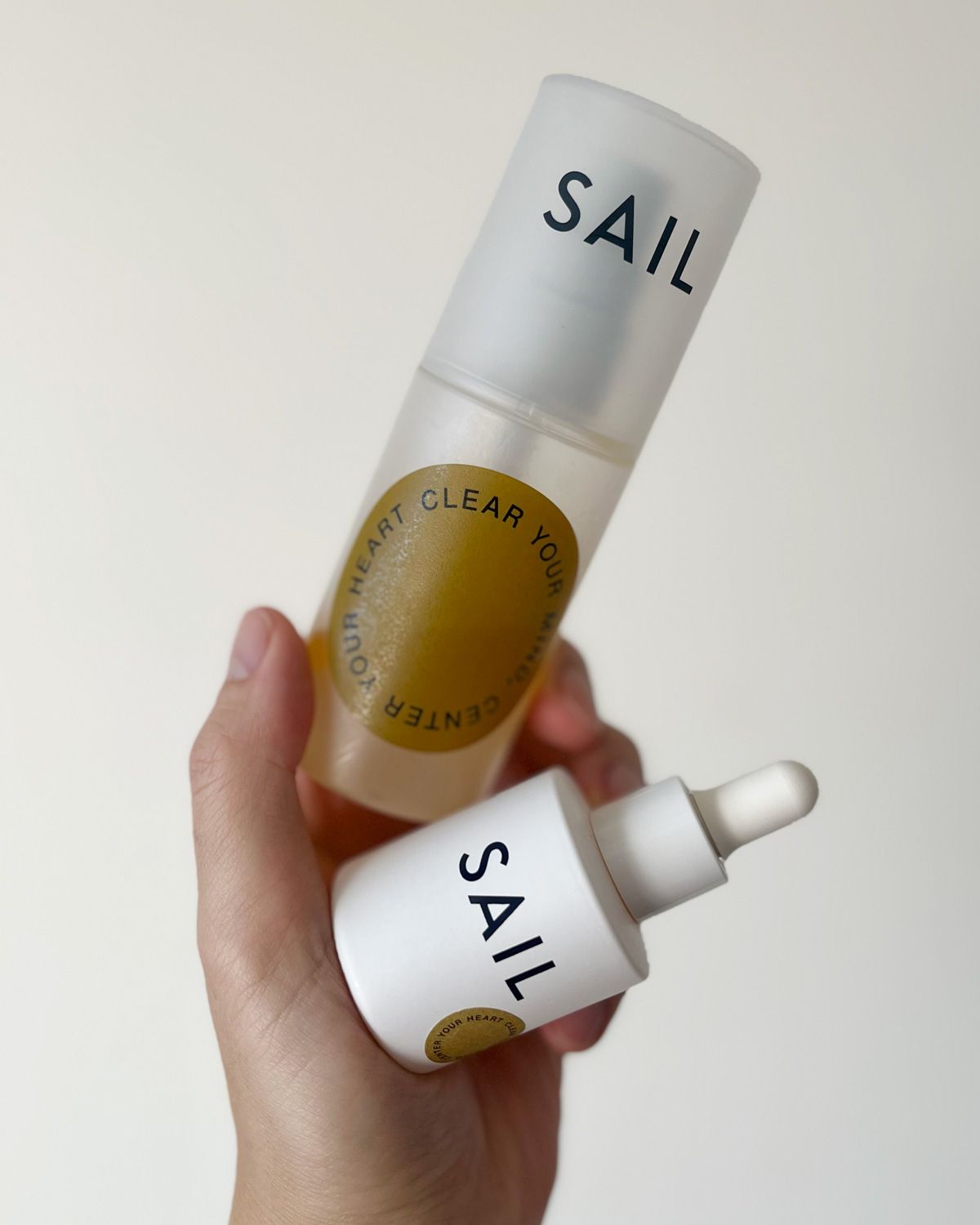 〈上〉アルティメイト オイル セラム ダブル レイヤリング ミスト 90ml ¥6930 〈下〉アルティメイト オイル セラム 25ml ¥9900/SAIL(セイル)