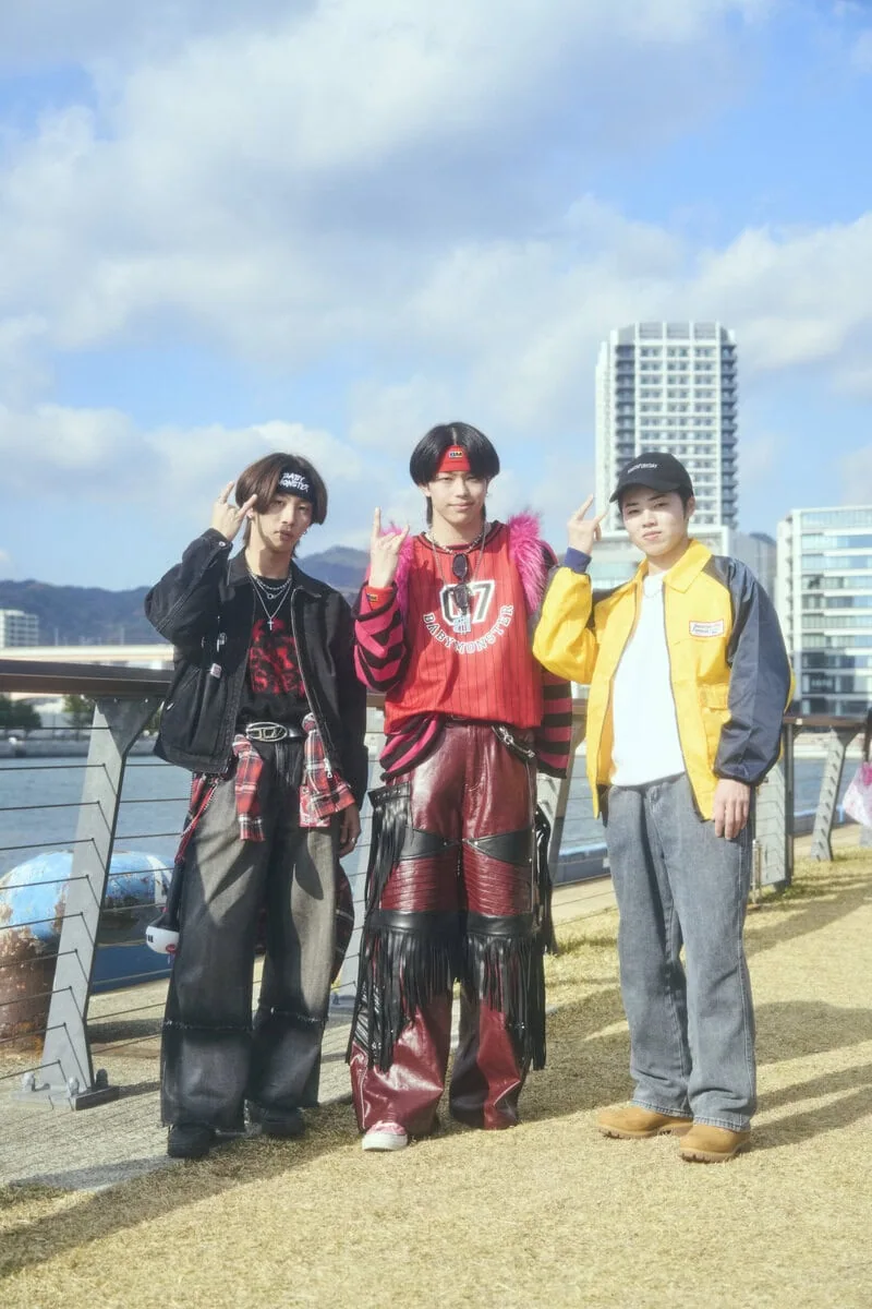 BABYMONSTERファンのライブファッションがすごかった！「HOT SAUCE」なりきり多発のMONSTIEZスナップを神戸ファイナルで敢行