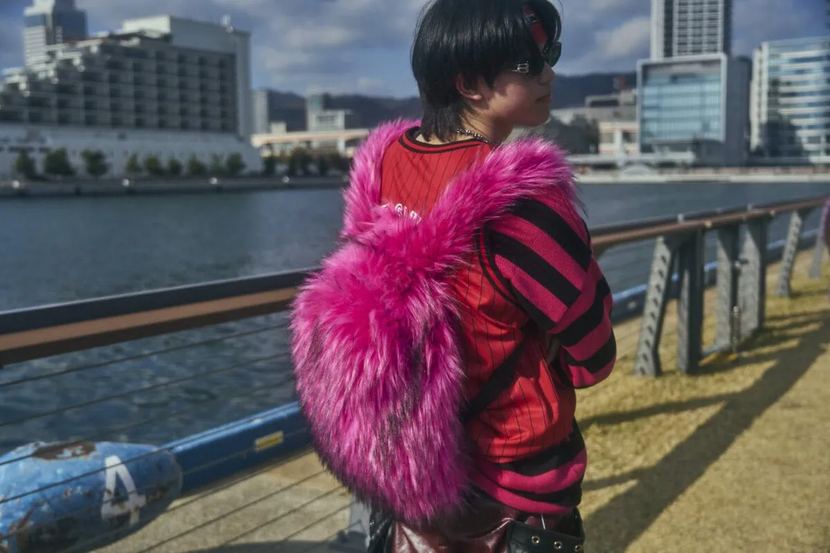 BABYMONSTERファンのライブファッションがすごかった！「HOT SAUCE」なりきり多発のMONSTIEZスナップを神戸ファイナルで敢行