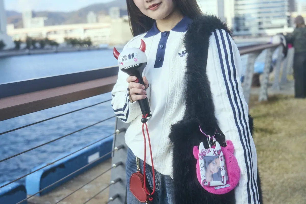 BABYMONSTERファンのライブファッションがすごかった！「HOT SAUCE」なりきり多発のMONSTIEZスナップを神戸ファイナルで敢行