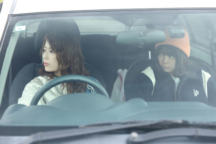 岩本蓮加、冨里奈央「ふたりエスケープ」第1話（C）田口囁一・一迅社／「ふたりエスケープ」製作委員会