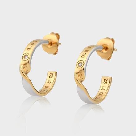 メゾン マルジェラ“ツイスト構造”のナンバリングロゴブレスレット、「11」位置に煌めくストーン