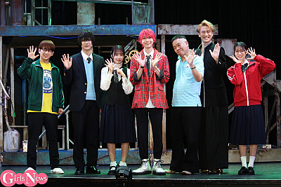 （左から）佐藤友祐、仲田博喜、乃木坂46 佐藤璃果、笹森裕貴、FUJIWARA 原西孝幸、雷太、志田こはく