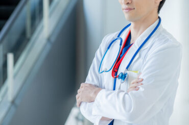 「高卒と結婚できるか！」美容クリニックに転職した39歳夫、妻が三下り半をつけた本性（山村 佳子） | FRaU