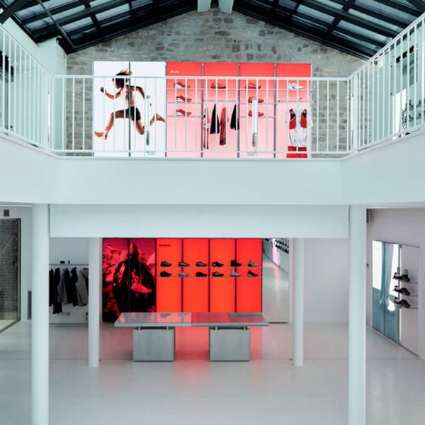 サロモン、パリの新拠点でアウトドアと都市のつながりを深める – FashionNetwork 日本 サロモン、パリの新拠点でアウトドアと都市のつながりを深める - FashionNetwork 日本