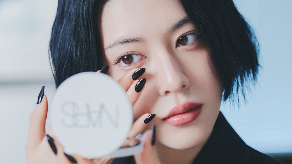 三吉彩花の乾燥肌をレスキューする2025年ベストコスメ | Vogue Japan 三吉彩花の乾燥肌をレスキューする2025年ベストコスメ | Vogue Japan