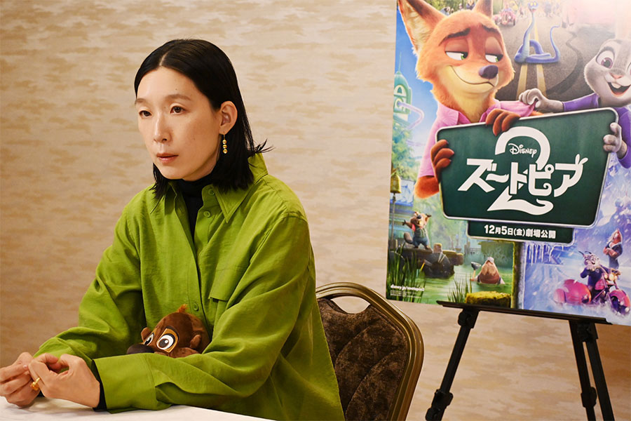 「最初は「あ、自分の声だ」とドキッとしたんですけど、観ていくうちに私どうこうというより『ズートピア2』という映画のなかにのめり込んでいく自分がいました」（Lmaga.jp撮影）