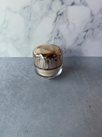 寝落ち、寝不足、飲み過ぎをなかったことに!「絶好調ですけど?」を偽装できる真冬のお助け3品【ファンデ・美容液・美顔器】_img1