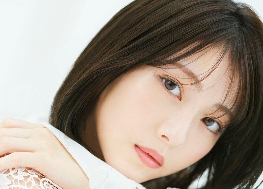 浜辺美波「別人みたい」な最新ビジュが大反響「痩せたね」「めっちゃきれい」シックなメイク＆ノースリ姿を披露