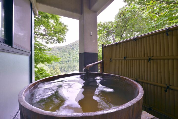 「芍薬の湯」の露天つぼ湯